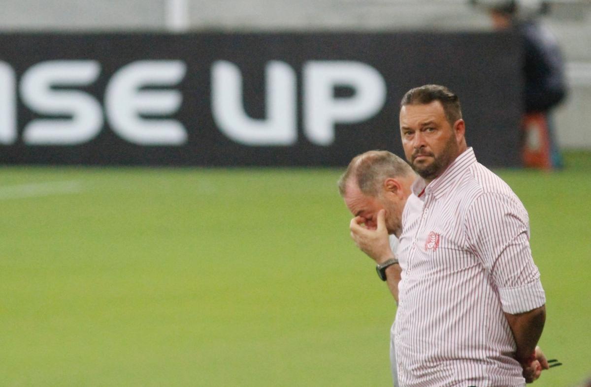 Com um jogador a mais, Nutico vence Cuiab por 2 a 1 e tem vantagem do empate  para avanar na Copa do Brasil