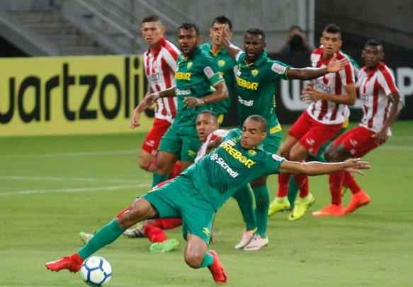 Com um jogador a mais, Nutico vence Cuiab por 2 a 1 e tem vantagem do empate  para avanar na Copa do Brasil