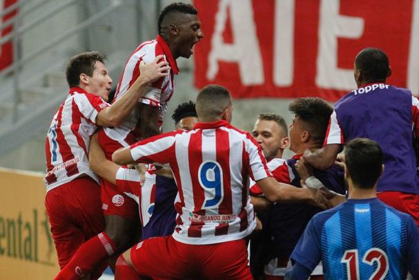 Com um jogador a mais, Nutico vence Cuiab por 2 a 1 e tem vantagem do empate  para avanar na Copa do Brasil