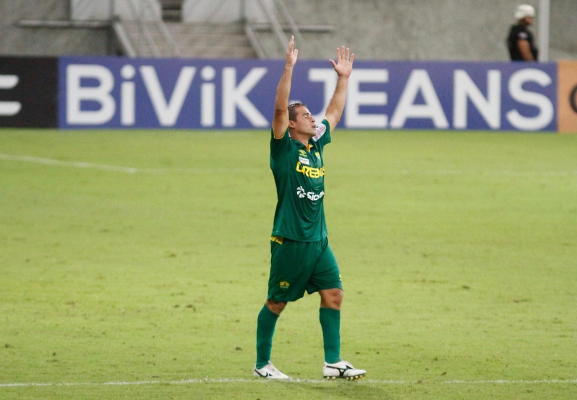 Com um jogador a mais, Nutico vence Cuiab por 2 a 1 e tem vantagem do empate  para avanar na Copa do Brasil