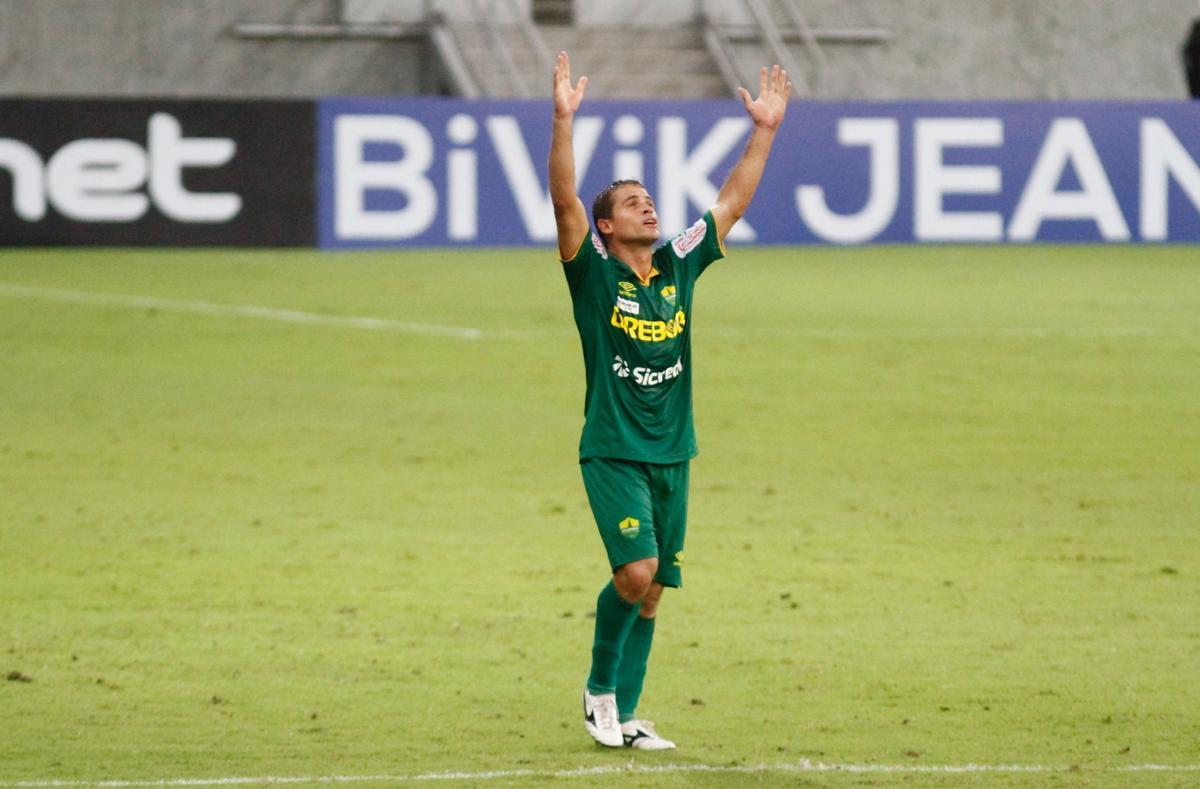 Com um jogador a mais, Nutico vence Cuiab por 2 a 1 e tem vantagem do empate  para avanar na Copa do Brasil