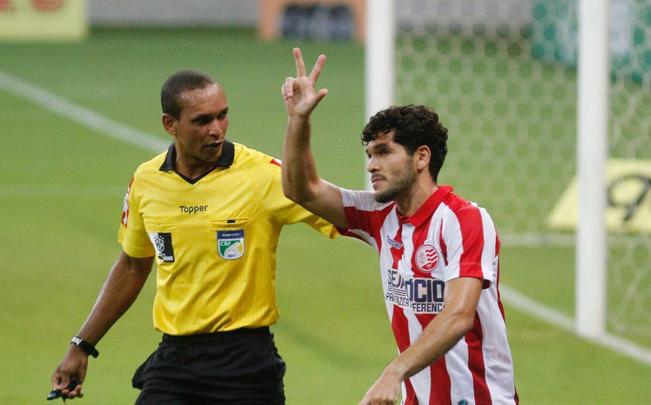 Com um jogador a mais, Nutico vence Cuiab por 2 a 1 e tem vantagem do empate  para avanar na Copa do Brasil