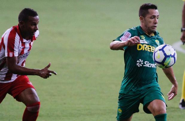 Com um jogador a mais, Nutico vence Cuiab por 2 a 1 e tem vantagem do empate  para avanar na Copa do Brasil