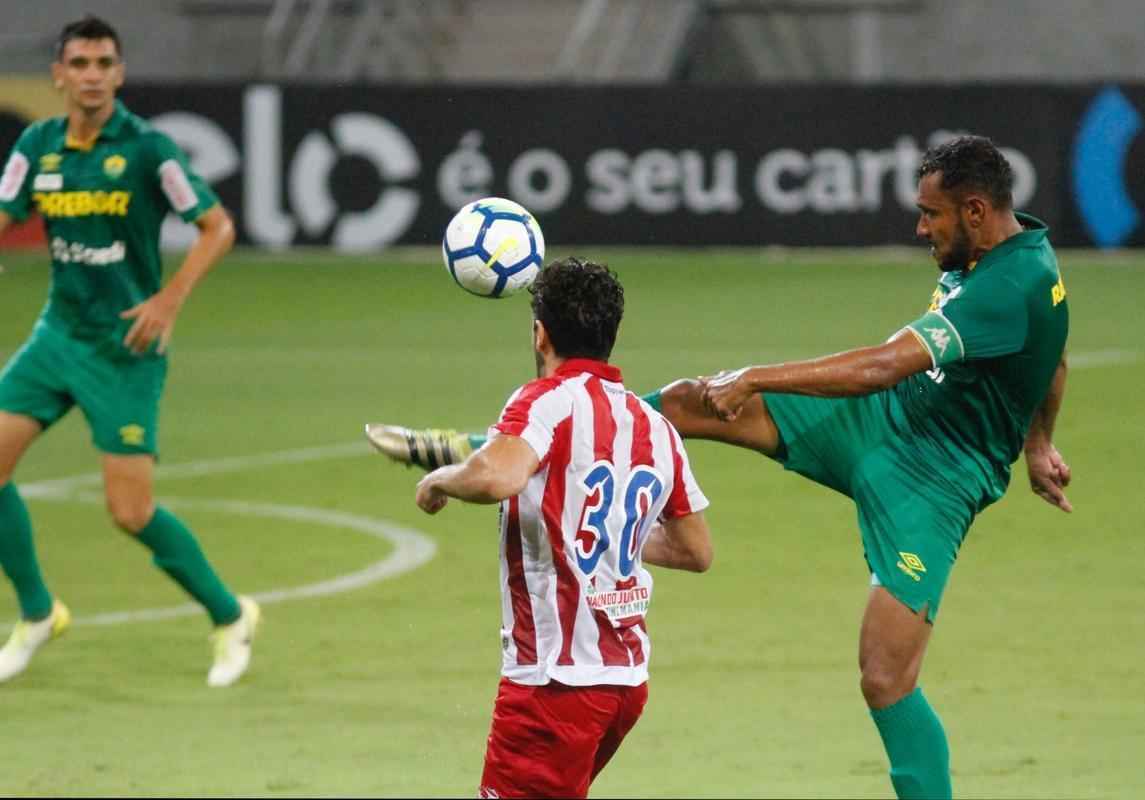 Com um jogador a mais, Nutico vence Cuiab por 2 a 1 e tem vantagem do empate  para avanar na Copa do Brasil