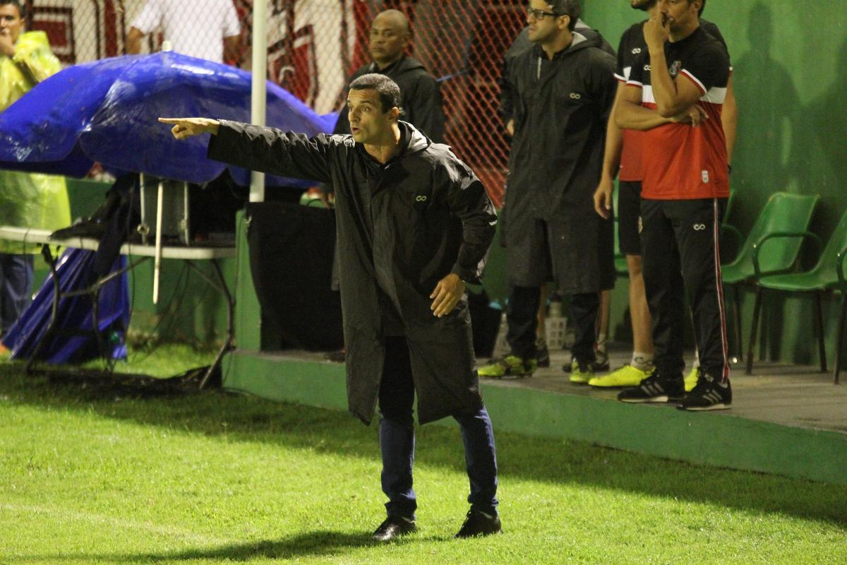 Em gramado encharcado, Santa Cruz cede empate para o rival no Serto