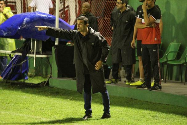 Em gramado encharcado, Santa Cruz cede empate para o rival no Serto