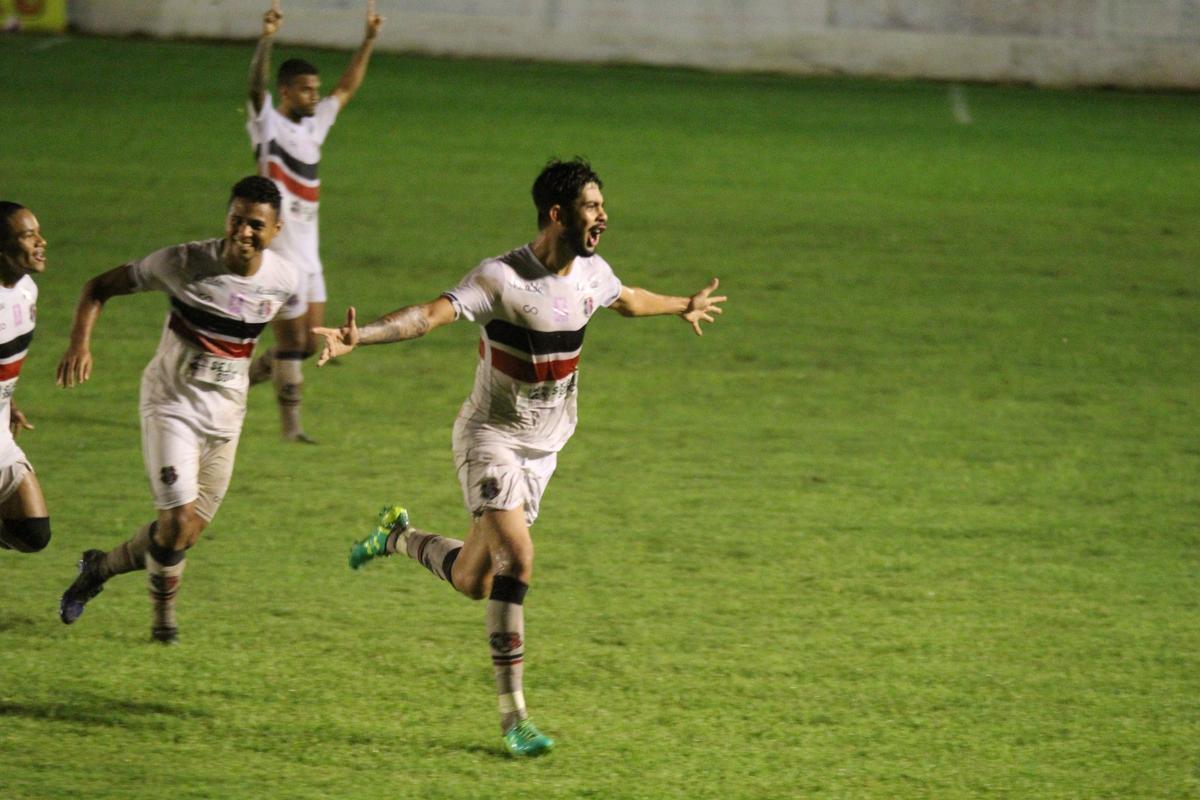 Em gramado encharcado, Santa Cruz cede empate para o rival no Serto