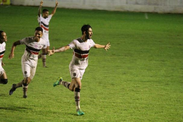 Em gramado encharcado, Santa Cruz cede empate para o rival no Serto