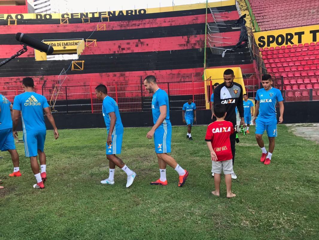O treino do Sport desta sexta-feira ganhou um integrante mais do que especial. Joo Rafael, de apenas sete anos, realizou o sonho de ir  Ilha do Retiro para conhecer os jogadores do clube. Ele recentemente superou um linfoma (cncer no sistema linftico) aps 125 dias internado. A histria dele chegou ao Leo aps o filme 'Eu tenho um Sonho' produzido para o Grupo de Ajuda  Criana Carente com Cncer (GAC). Nele, o garoto revela o desejo de ser um jogador profissional do Sport e da Seleo Brasileira. O tcnico Tite recebeu o depoimento do garoto e chegou a mandar uma bola autografada, entregue pelo goleiro Magro. Neste sexta, tambm foi a vez de Joo Rafael receber um uniforme personalizado do Sport e mais um ano de bolsa nas escolinhas de futsal e futebol society do Rubro-negro. 
