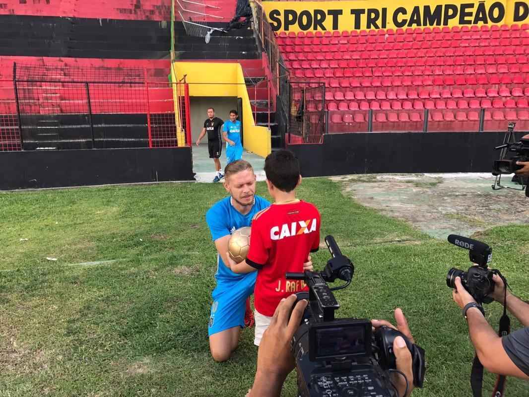 O treino do Sport desta sexta-feira ganhou um integrante mais do que especial. Joo Rafael, de apenas sete anos, realizou o sonho de ir  Ilha do Retiro para conhecer os jogadores do clube. Ele recentemente superou um linfoma (cncer no sistema linftico) aps 125 dias internado. A histria dele chegou ao Leo aps o filme 'Eu tenho um Sonho' produzido para o Grupo de Ajuda  Criana Carente com Cncer (GAC). Nele, o garoto revela o desejo de ser um jogador profissional do Sport e da Seleo Brasileira. O tcnico Tite recebeu o depoimento do garoto e chegou a mandar uma bola autografada, entregue pelo goleiro Magro. Neste sexta, tambm foi a vez de Joo Rafael receber um uniforme personalizado do Sport e mais um ano de bolsa nas escolinhas de futsal e futebol society do Rubro-negro. 