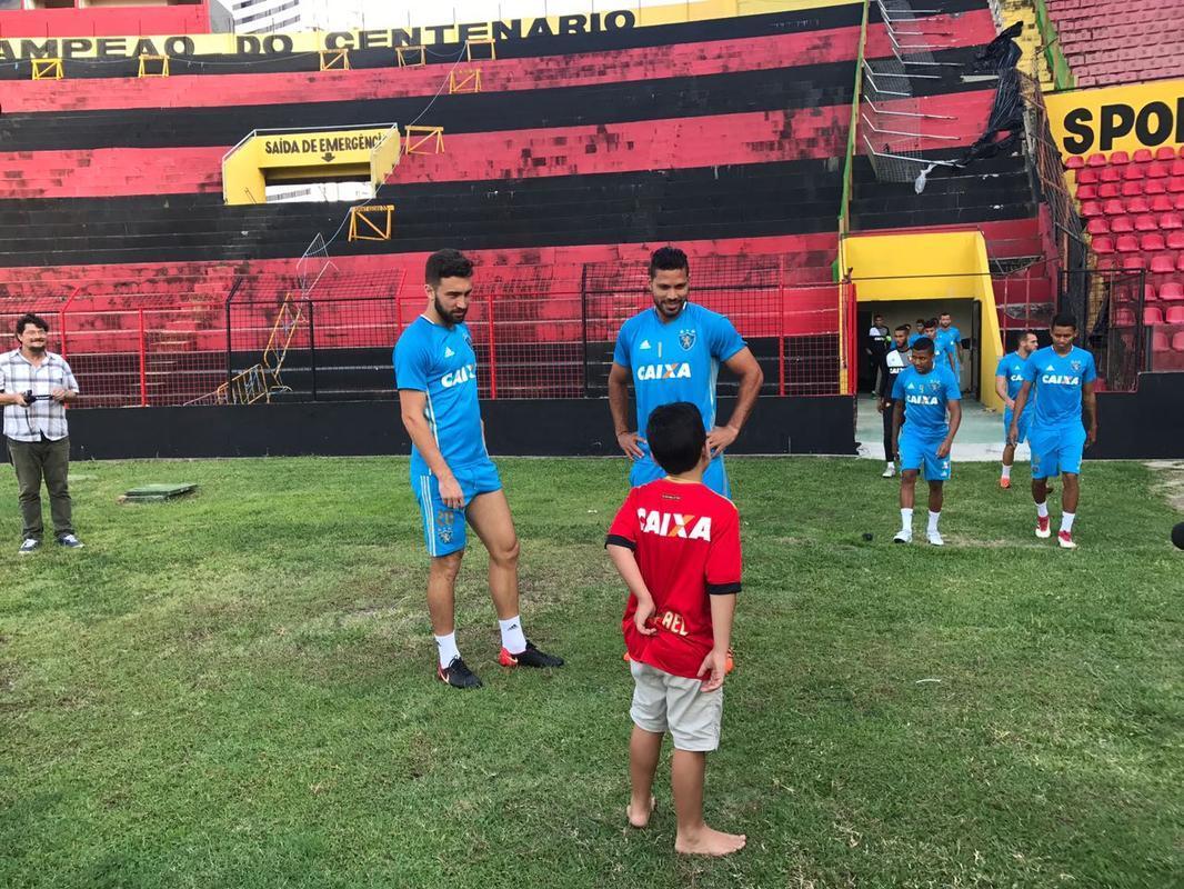 O treino do Sport desta sexta-feira ganhou um integrante mais do que especial. Joo Rafael, de apenas sete anos, realizou o sonho de ir  Ilha do Retiro para conhecer os jogadores do clube. Ele recentemente superou um linfoma (cncer no sistema linftico) aps 125 dias internado. A histria dele chegou ao Leo aps o filme 'Eu tenho um Sonho' produzido para o Grupo de Ajuda  Criana Carente com Cncer (GAC). Nele, o garoto revela o desejo de ser um jogador profissional do Sport e da Seleo Brasileira. O tcnico Tite recebeu o depoimento do garoto e chegou a mandar uma bola autografada, entregue pelo goleiro Magro. Neste sexta, tambm foi a vez de Joo Rafael receber um uniforme personalizado do Sport e mais um ano de bolsa nas escolinhas de futsal e futebol society do Rubro-negro. 