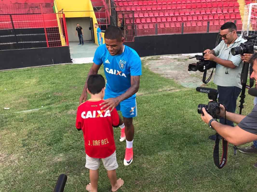 O treino do Sport desta sexta-feira ganhou um integrante mais do que especial. Joo Rafael, de apenas sete anos, realizou o sonho de ir  Ilha do Retiro para conhecer os jogadores do clube. Ele recentemente superou um linfoma (cncer no sistema linftico) aps 125 dias internado. A histria dele chegou ao Leo aps o filme 'Eu tenho um Sonho' produzido para o Grupo de Ajuda  Criana Carente com Cncer (GAC). Nele, o garoto revela o desejo de ser um jogador profissional do Sport e da Seleo Brasileira. O tcnico Tite recebeu o depoimento do garoto e chegou a mandar uma bola autografada, entregue pelo goleiro Magro. Neste sexta, tambm foi a vez de Joo Rafael receber um uniforme personalizado do Sport e mais um ano de bolsa nas escolinhas de futsal e futebol society do Rubro-negro. 