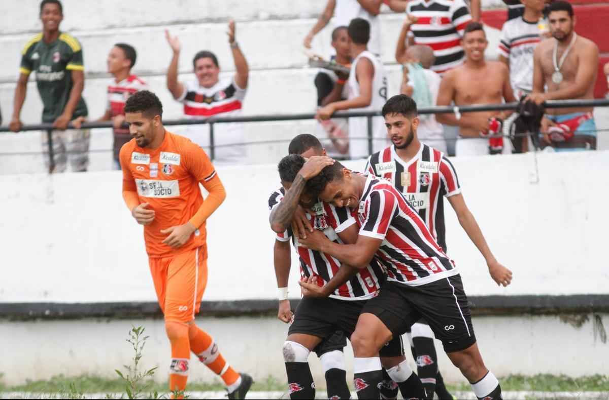 Santa Cruz vence Belo Jardim por 3 a 2, mas apresenta muitos erros na defesa