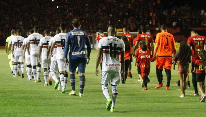 Sport e Santa Cruz se encontraram na Ilha do Retiro, em jogo que decidiu o futuro das equipes na prxima fase do Campeonato Pernambucano. Primeiro tempo terminou empatado em 1 a 1. O Leo abriu o placar com Thoms e o Tricolor empatou com Fabinho Alves