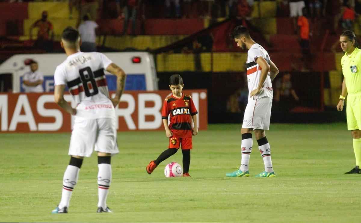 Sport e Santa Cruz se encontraram na Ilha do Retiro, em jogo que decidiu o futuro das equipes na prxima fase do Campeonato Pernambucano. Primeiro tempo terminou empatado em 1 a 1. O Leo abriu o placar com Thoms e o Tricolor empatou com Fabinho Alves