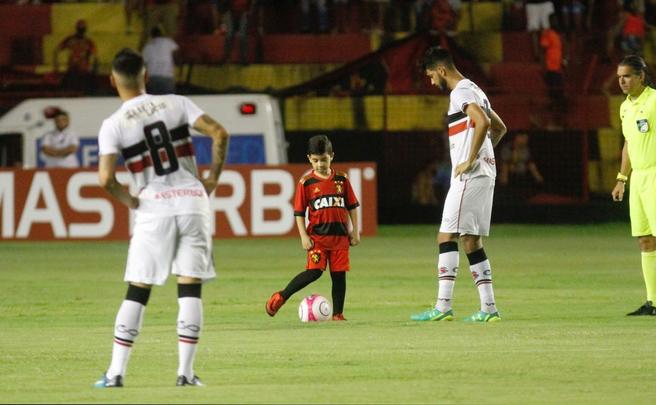 Sport e Santa Cruz se encontraram na Ilha do Retiro, em jogo que decidiu o futuro das equipes na prxima fase do Campeonato Pernambucano. Primeiro tempo terminou empatado em 1 a 1. O Leo abriu o placar com Thoms e o Tricolor empatou com Fabinho Alves