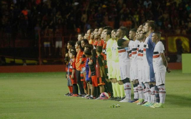 Sport e Santa Cruz se encontraram na Ilha do Retiro, em jogo que decidiu o futuro das equipes na prxima fase do Campeonato Pernambucano. Primeiro tempo terminou empatado em 1 a 1. O Leo abriu o placar com Thoms e o Tricolor empatou com Fabinho Alves