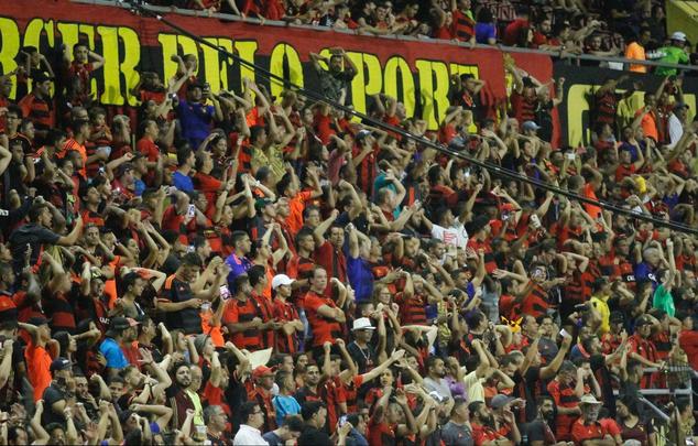 Sport e Santa Cruz se encontraram na Ilha do Retiro, em jogo que decidiu o futuro das equipes na prxima fase do Campeonato Pernambucano. Primeiro tempo terminou empatado em 1 a 1. O Leo abriu o placar com Thoms e o Tricolor empatou com Fabinho Alves