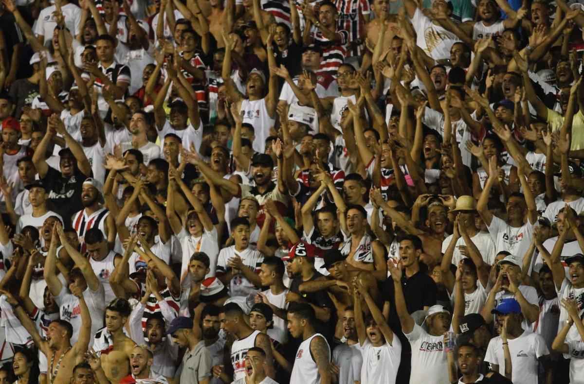 Sport e Santa Cruz se encontraram na Ilha do Retiro, em jogo que decidiu o futuro das equipes na prxima fase do Campeonato Pernambucano. Primeiro tempo terminou empatado em 1 a 1. O Leo abriu o placar com Thoms e o Tricolor empatou com Fabinho Alves