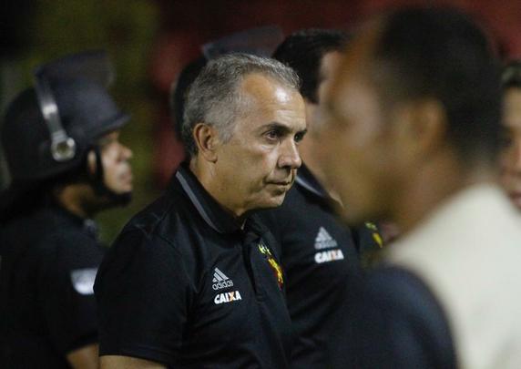 Sport e Santa Cruz se encontraram na Ilha do Retiro, em jogo que decidiu o futuro das equipes na prxima fase do Campeonato Pernambucano. Primeiro tempo terminou empatado em 1 a 1. O Leo abriu o placar com Thoms e o Tricolor empatou com Fabinho Alves