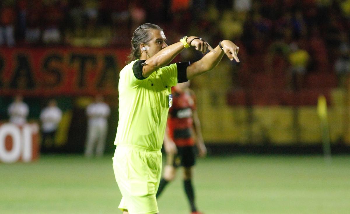 Sport e Santa Cruz se encontraram na Ilha do Retiro, em jogo que decidiu o futuro das equipes na prxima fase do Campeonato Pernambucano. Primeiro tempo terminou empatado em 1 a 1. O Leo abriu o placar com Thoms e o Tricolor empatou com Fabinho Alves