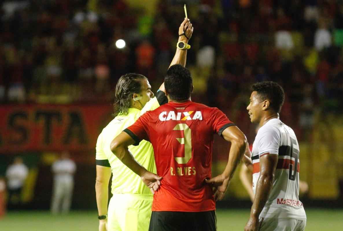 Sport e Santa Cruz se encontraram na Ilha do Retiro, em jogo que decidiu o futuro das equipes na prxima fase do Campeonato Pernambucano. Primeiro tempo terminou empatado em 1 a 1. O Leo abriu o placar com Thoms e o Tricolor empatou com Fabinho Alves