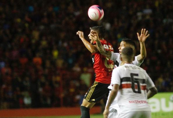 Sport e Santa Cruz se encontraram na Ilha do Retiro, em jogo que decidiu o futuro das equipes na prxima fase do Campeonato Pernambucano. Primeiro tempo terminou empatado em 1 a 1. O Leo abriu o placar com Thoms e o Tricolor empatou com Fabinho Alves