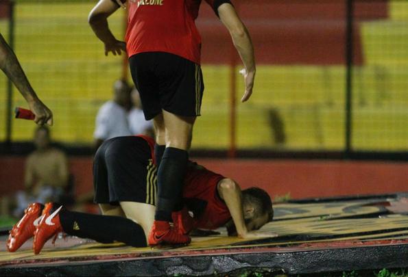 Sport e Santa Cruz se encontraram na Ilha do Retiro, em jogo que decidiu o futuro das equipes na prxima fase do Campeonato Pernambucano. Primeiro tempo terminou empatado em 1 a 1. O Leo abriu o placar com Thoms e o Tricolor empatou com Fabinho Alves