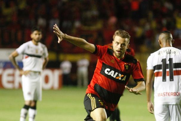 Sport e Santa Cruz se encontraram na Ilha do Retiro, em jogo que decidiu o futuro das equipes na prxima fase do Campeonato Pernambucano. Primeiro tempo terminou empatado em 1 a 1. O Leo abriu o placar com Thoms e o Tricolor empatou com Fabinho Alves