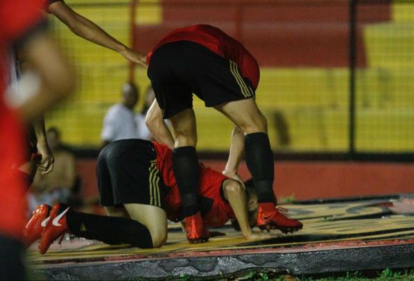 Sport e Santa Cruz se encontraram na Ilha do Retiro, em jogo que decidiu o futuro das equipes na prxima fase do Campeonato Pernambucano. Primeiro tempo terminou empatado em 1 a 1. O Leo abriu o placar com Thoms e o Tricolor empatou com Fabinho Alves