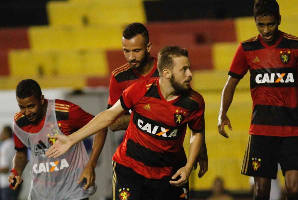 Sport e Santa Cruz se encontraram na Ilha do Retiro, em jogo que decidiu o futuro das equipes na prxima fase do Campeonato Pernambucano. Primeiro tempo terminou empatado em 1 a 1. O Leo abriu o placar com Thoms e o Tricolor empatou com Fabinho Alves