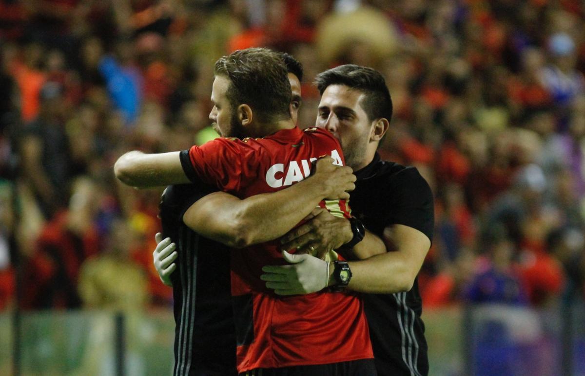 Sport e Santa Cruz se encontraram na Ilha do Retiro, em jogo que decidiu o futuro das equipes na prxima fase do Campeonato Pernambucano. Primeiro tempo terminou empatado em 1 a 1. O Leo abriu o placar com Thoms e o Tricolor empatou com Fabinho Alves