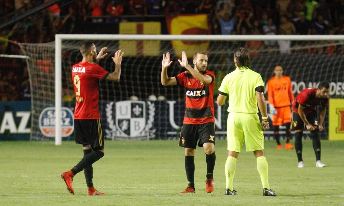 Sport e Santa Cruz se encontraram na Ilha do Retiro, em jogo que decidiu o futuro das equipes na prxima fase do Campeonato Pernambucano. Primeiro tempo terminou empatado em 1 a 1. O Leo abriu o placar com Thoms e o Tricolor empatou com Fabinho Alves
