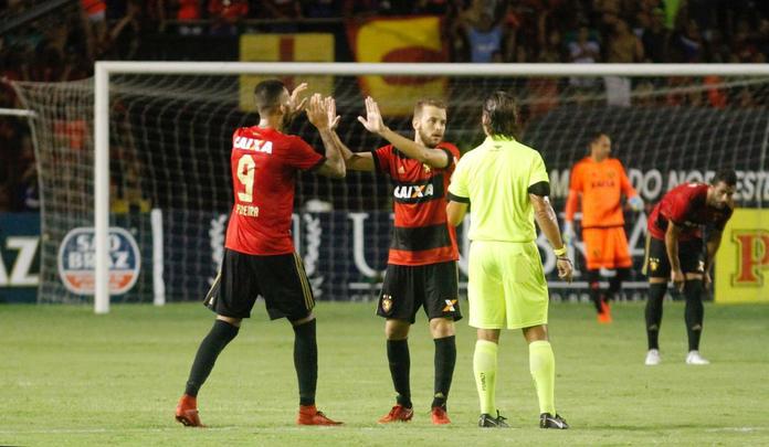 Sport e Santa Cruz se encontraram na Ilha do Retiro, em jogo que decidiu o futuro das equipes na prxima fase do Campeonato Pernambucano. Primeiro tempo terminou empatado em 1 a 1. O Leo abriu o placar com Thoms e o Tricolor empatou com Fabinho Alves