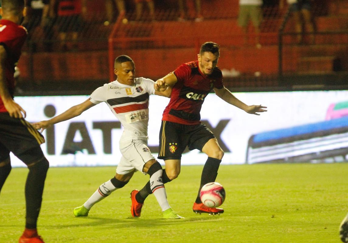 Sport e Santa Cruz se encontraram na Ilha do Retiro, em jogo que decidiu o futuro das equipes na prxima fase do Campeonato Pernambucano. Primeiro tempo terminou empatado em 1 a 1. O Leo abriu o placar com Thoms e o Tricolor empatou com Fabinho Alves