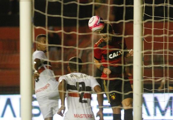 Sport e Santa Cruz se encontraram na Ilha do Retiro, em jogo que decidiu o futuro das equipes na prxima fase do Campeonato Pernambucano. Primeiro tempo terminou empatado em 1 a 1. O Leo abriu o placar com Thoms e o Tricolor empatou com Fabinho Alves