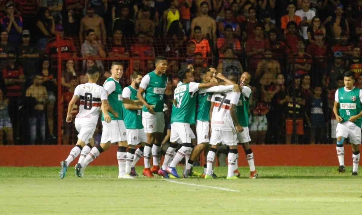 Sport e Santa Cruz se encontraram na Ilha do Retiro, em jogo que decidiu o futuro das equipes na prxima fase do Campeonato Pernambucano. Primeiro tempo terminou empatado em 1 a 1. O Leo abriu o placar com Thoms e o Tricolor empatou com Fabinho Alves