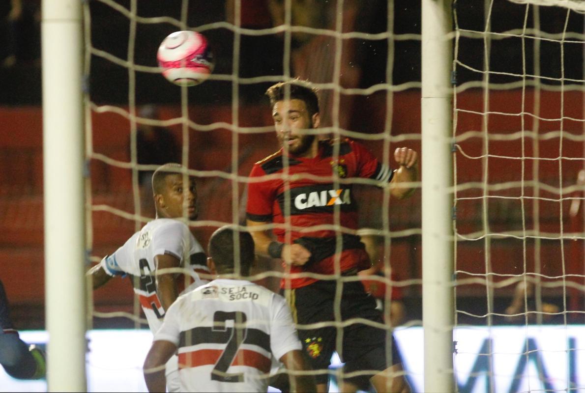Sport e Santa Cruz se encontraram na Ilha do Retiro, em jogo que decidiu o futuro das equipes na prxima fase do Campeonato Pernambucano. Primeiro tempo terminou empatado em 1 a 1. O Leo abriu o placar com Thoms e o Tricolor empatou com Fabinho Alves