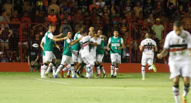 Sport e Santa Cruz se encontraram na Ilha do Retiro, em jogo que decidiu o futuro das equipes na prxima fase do Campeonato Pernambucano. Primeiro tempo terminou empatado em 1 a 1. O Leo abriu o placar com Thoms e o Tricolor empatou com Fabinho Alves