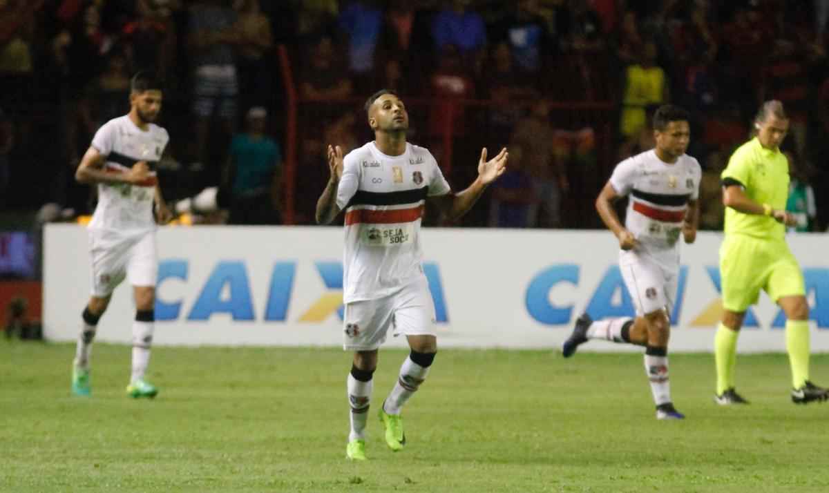 Sport e Santa Cruz se encontraram na Ilha do Retiro, em jogo que decidiu o futuro das equipes na prxima fase do Campeonato Pernambucano. Primeiro tempo terminou empatado em 1 a 1. O Leo abriu o placar com Thoms e o Tricolor empatou com Fabinho Alves