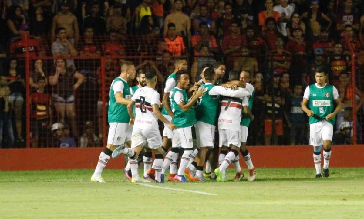 Sport e Santa Cruz se encontraram na Ilha do Retiro, em jogo que decidiu o futuro das equipes na prxima fase do Campeonato Pernambucano. Primeiro tempo terminou empatado em 1 a 1. O Leo abriu o placar com Thoms e o Tricolor empatou com Fabinho Alves