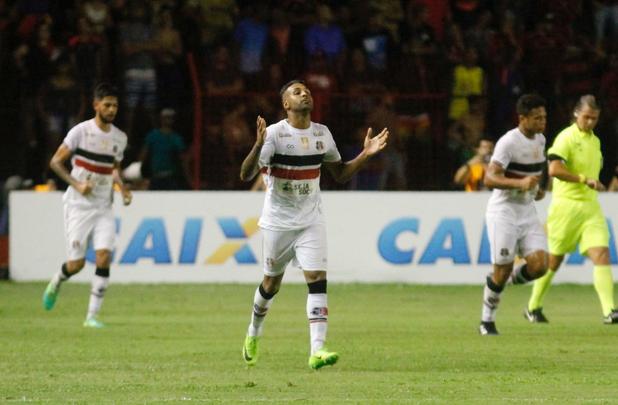 Sport e Santa Cruz se encontraram na Ilha do Retiro, em jogo que decidiu o futuro das equipes na prxima fase do Campeonato Pernambucano. Primeiro tempo terminou empatado em 1 a 1. O Leo abriu o placar com Thoms e o Tricolor empatou com Fabinho Alves