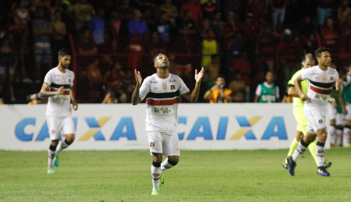 Sport e Santa Cruz se encontraram na Ilha do Retiro, em jogo que decidiu o futuro das equipes na prxima fase do Campeonato Pernambucano. Primeiro tempo terminou empatado em 1 a 1. O Leo abriu o placar com Thoms e o Tricolor empatou com Fabinho Alves