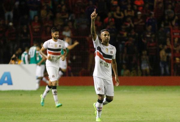 Sport e Santa Cruz se encontraram na Ilha do Retiro, em jogo que decidiu o futuro das equipes na prxima fase do Campeonato Pernambucano. Primeiro tempo terminou empatado em 1 a 1. O Leo abriu o placar com Thoms e o Tricolor empatou com Fabinho Alves