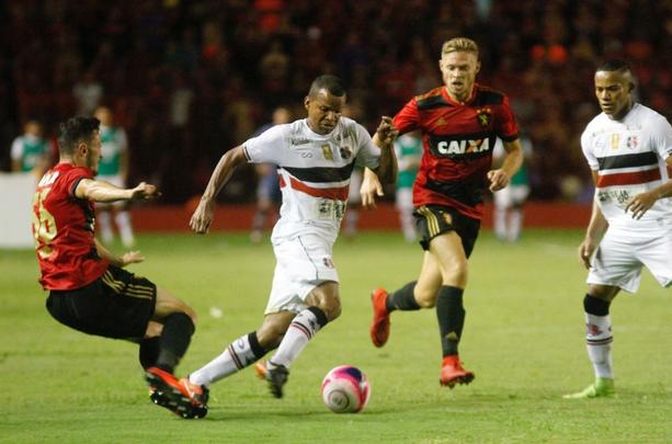 As equipes no repetiram o mesmo ritmo no segundo tempo de jogo. Foram poucas chances para os dois lados e nenhum gol. Agora, Sport e Santa Cruz voltam a se enfrentar pelas quartas de finais do Campeonato Pernambucano