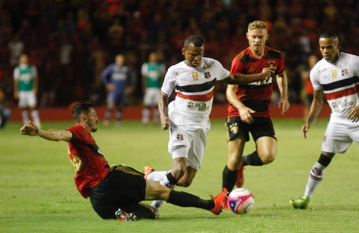 As equipes no repetiram o mesmo ritmo no segundo tempo de jogo. Foram poucas chances para os dois lados e nenhum gol. Agora, Sport e Santa Cruz voltam a se enfrentar pelas quartas de finais do Campeonato Pernambucano