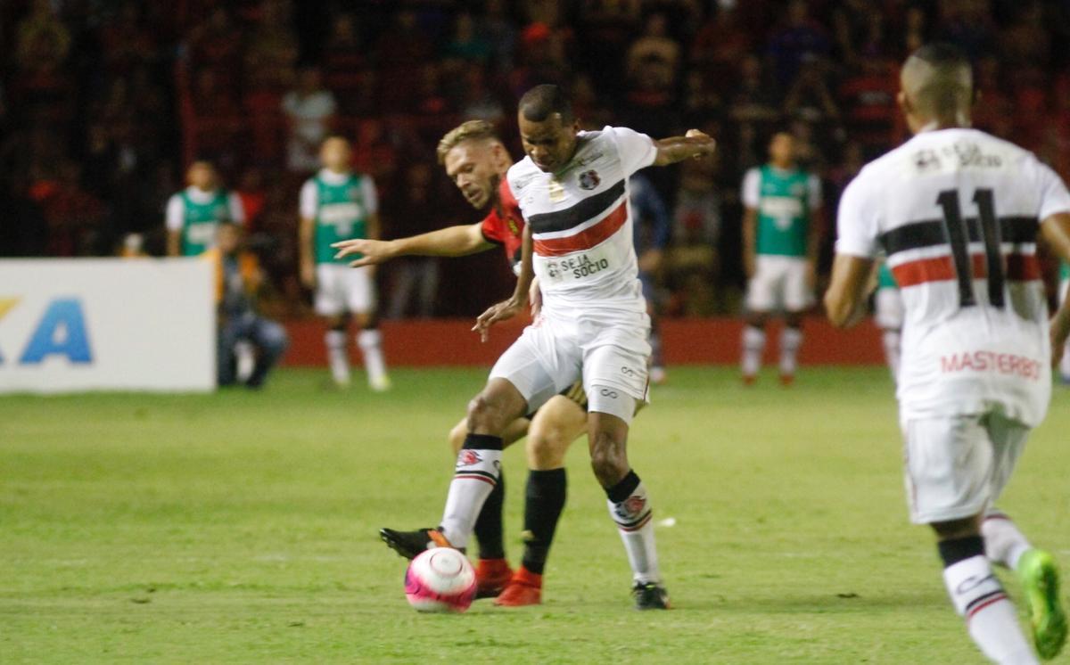 As equipes no repetiram o mesmo ritmo no segundo tempo de jogo. Foram poucas chances para os dois lados e nenhum gol. Agora, Sport e Santa Cruz voltam a se enfrentar pelas quartas de finais do Campeonato Pernambucano