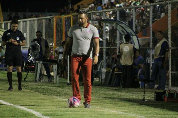 Belo Jardim e Nutico tiveram um primeiro tempo com placar movimentado. Jader abriu o placar de pnalti e Ortigoza empatou de cabea para o Timbu. O Calango voltou a ficar  frente do placar com Luan, tambm de cabea.