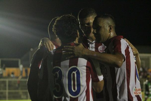 Belo Jardim e Nutico tiveram um primeiro tempo com placar movimentado. Jader abriu o placar de pnalti e Ortigoza empatou de cabea para o Timbu. O Calango voltou a ficar  frente do placar com Luan, tambm de cabea.