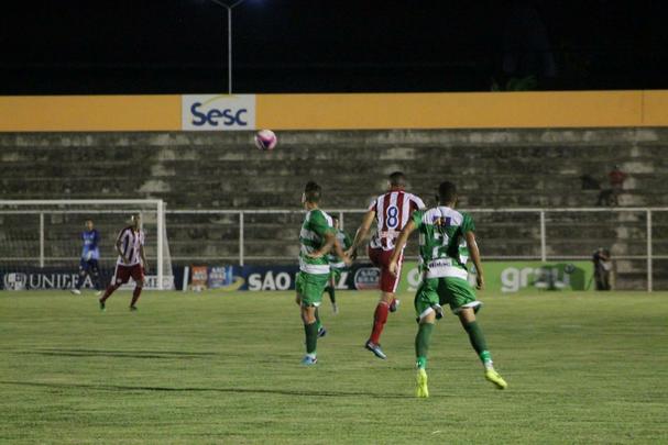 Belo Jardim e Nutico tiveram um primeiro tempo com placar movimentado. Jader abriu o placar de pnalti e Ortigoza empatou de cabea para o Timbu. O Calango voltou a ficar  frente do placar com Luan, tambm de cabea.